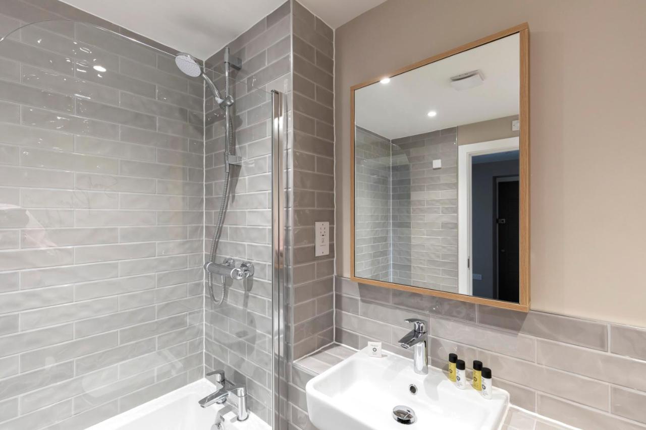 Elliot Oliver - Luxurious Two Bedroom Apartment With Parking Gloucester Extérieur photo