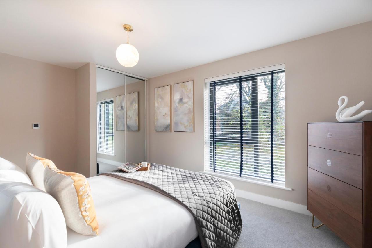 Elliot Oliver - Luxurious Two Bedroom Apartment With Parking Gloucester Extérieur photo