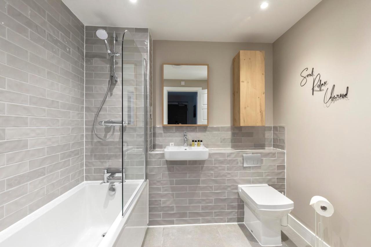 Elliot Oliver - Luxurious Two Bedroom Apartment With Parking Gloucester Extérieur photo